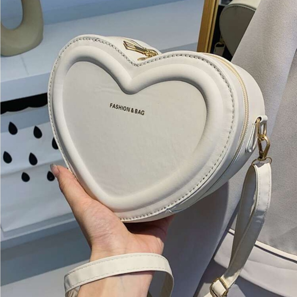 Adjustable Strap Heart-Shaped Cream White Crossbody Bag Purse NWOT - Picture 1 of 4